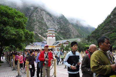 九寨溝單日游客破2萬，景區(qū)管理如何應(yīng)對(duì)春游高峰？